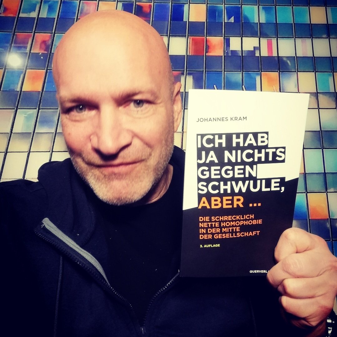 Die dritte Auflage ist da! Nachdem die zweite  vom Juni 2021 nach kurzer Zeit vergriffen war, freue ich mich sehr, dass "Ich hab ja nichts gegen Schwule, aber - Die schrecklich nette Homophobie in der Mitte der Gesellschaft"wieder erhältlich ist.
#ichhabjanichtgegenschwuleaber