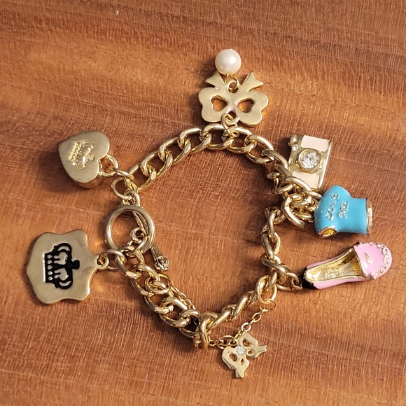 MW_Collection tweet picture