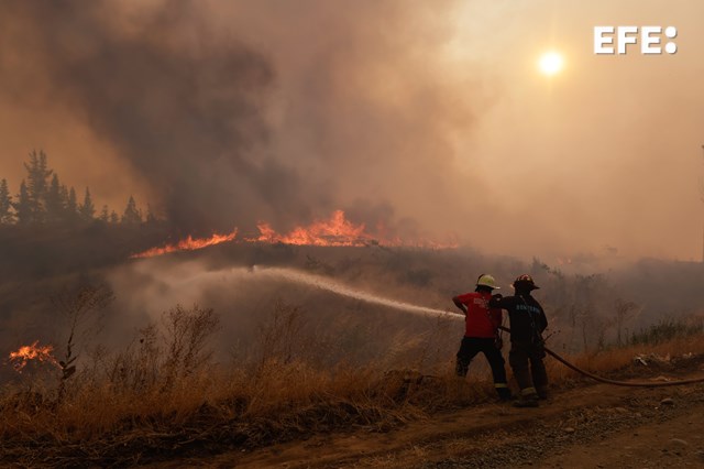 EFEnoticias's tweet photo. Las autoridades chilenas informan que los fuegos importantes que se mantienen activos bajaron en 24 horas de 33 a 21, la cifra más baja del año, y que la mayoría se localizan en el centro-sur del país, donde a principios de febrero se desató ola de incendios muy mortífera. https://t.co/YpmK4sJLnP
