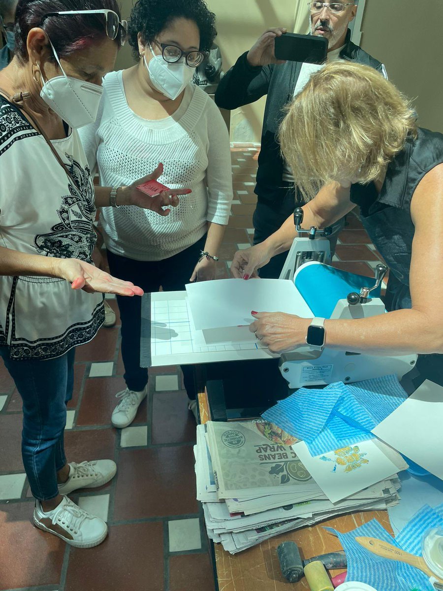museo_oller's tweet photo. Taller grabado en foam.
Nuestro agradecimiento a la artista invitada , Anna Nicholson Rivera.
La artista también es parte del colectivo Graba2: Acción e Impresión 
#EntretenimientoEnBayamón
#BayamónDistritoCultural
#AmigosDeBayamón
#Bayamonesarte https://t.co/hIfa1tuOIx