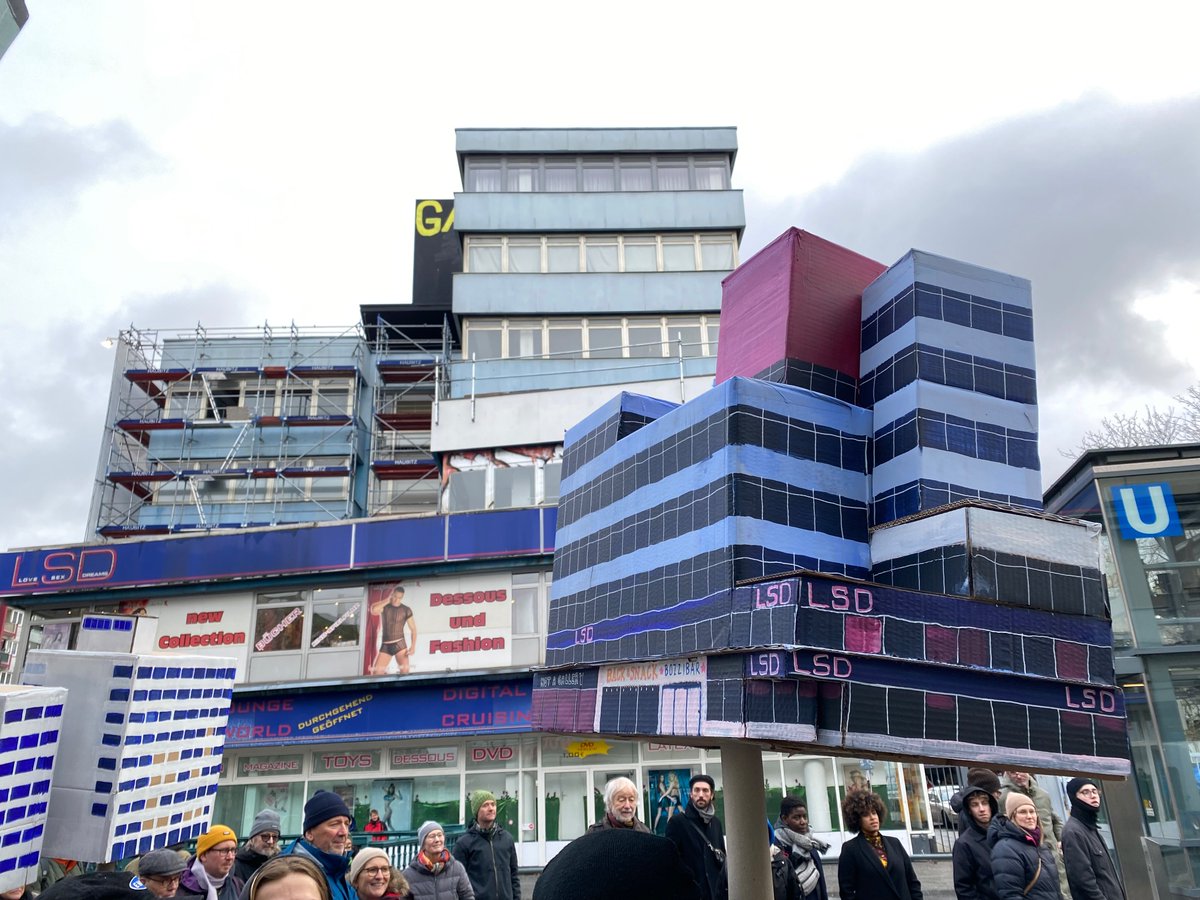 pauli_faust's tweet photo. Weil’s schlecht fürs Klima ist und verdrängt: Das Kunstkollektiv Ufo Ufo hat heute auf der Kurfürstenstraße gegen Abriss demonstriert. Hier das Kunst-LSD vor dem echten LSD, das abgerissen werden soll. https://t.co/Bfb12JlJx6