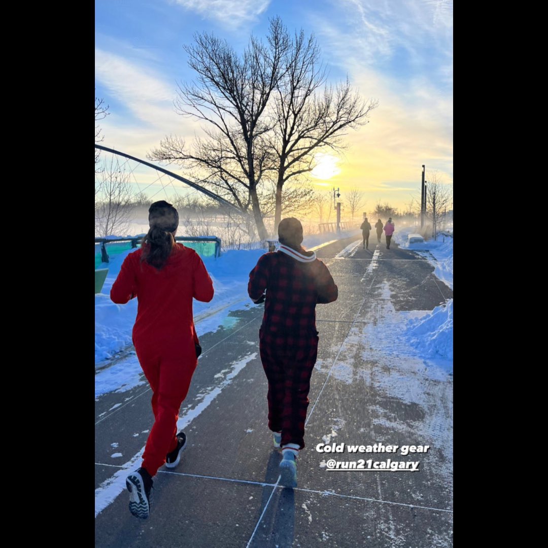 Running With A View 💕 Recovery Run
Photo Credit: @awenuts 
#run21 #runyyc #comeforarun  #downtowncalgary #calgarypathways #saturdayvibes #weekendvibes #restweek #longdistancerunner #winterrunningproblems #coldsnap