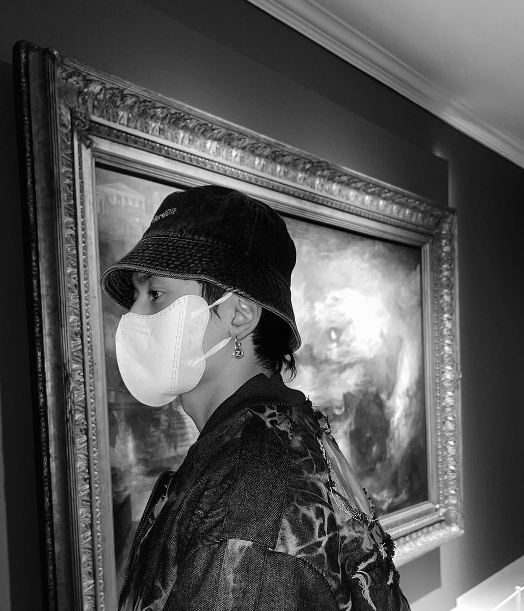 Avril09804284's tweet photo. I love the way #ZhangZhehan #张哲瀚 invites us in his life, be it with funny pictures taken with friends away from formal settings, professional photoshoot, videos … 

Also I love the black and white of his last post !!! https://t.co/RESwaNk4bT