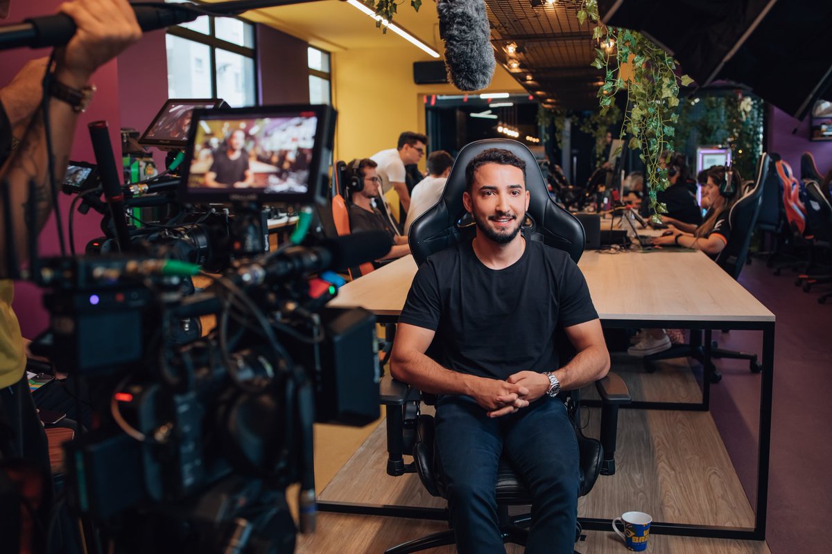 sundae_gg's tweet photo. No final de 2022, produzimos o primeiro episódio brasileiro da série documental "Stories From the Battle Bus" da Epic Games e @FortniteGame

Contamos a trajetória e vida de @FlakesPower primeiro creator brasileiro a se tornar um Icon Series e ter uma skin dentro do Fortnite https://t.co/LsK5eigcAb