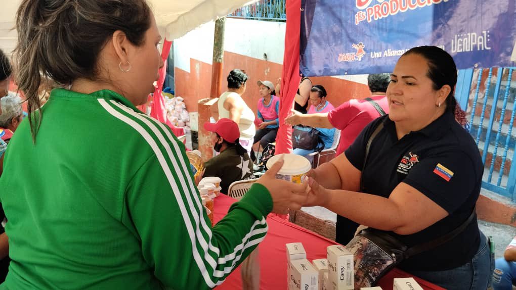 Seguimos en el corazón del pueblo capitalino con nuestras Ferias del Campo Soberano, una instrucción de nuestro Presidente <a href="/NicolasMaduro/">Nicolás Maduro</a> que hoy permite atender 2.152 familias de la parroquia El Valle. #SancionesCrimimales