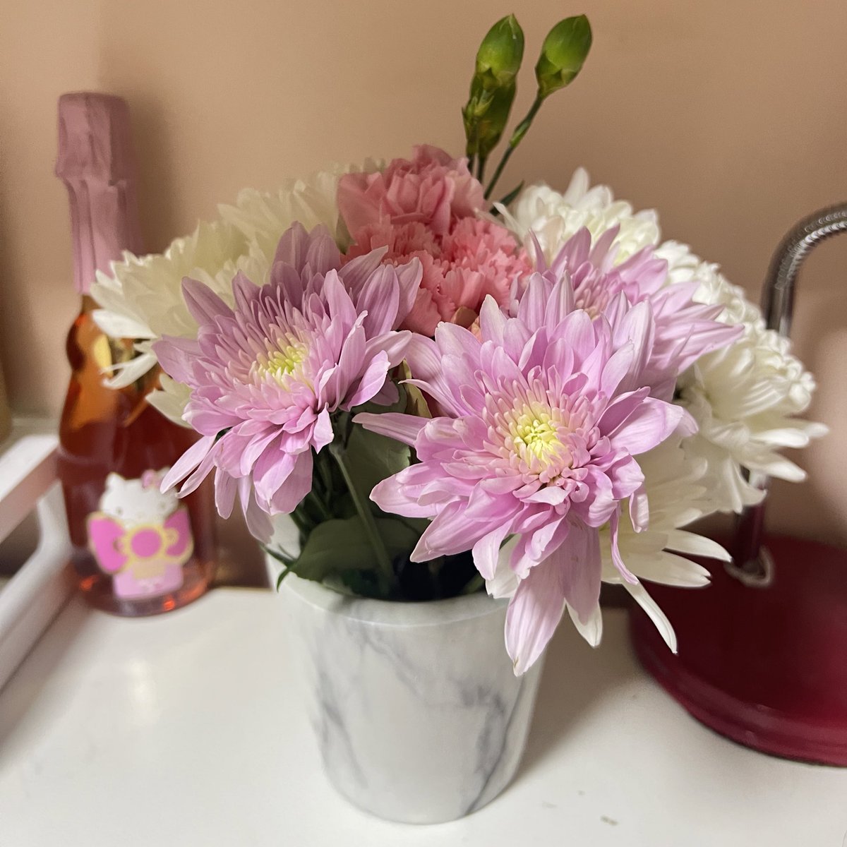 hoeneybbt's tweet photo. bae got me flowers he’s so so sweet 🥹 https://t.co/tHdiQ90Rvu