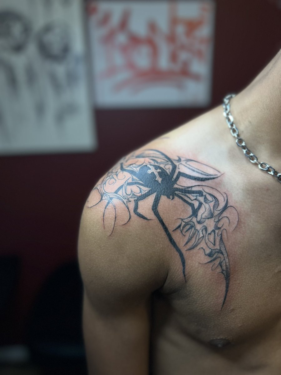 Bonesinkk's tweet photo. #cyber #tribal #spider #tattoo this was hella fun to do https://t.co/fLBPbeiyVy