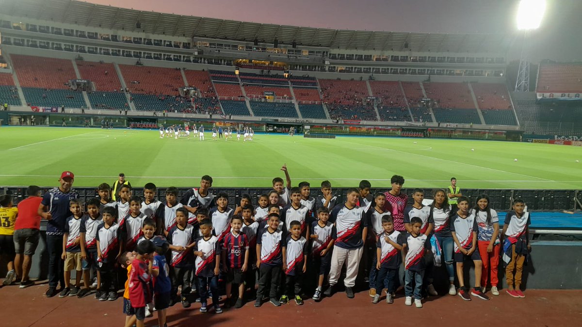 CerroSocial's tweet photo. El día de ayer recibimos la grata visita de la Escuela de Fútbol Galácticos de la ciudad de Tobati. 
¡La Nueva Olla es su casa! 🏟🔵🔴🌪 https://t.co/Z2uhTh55vW