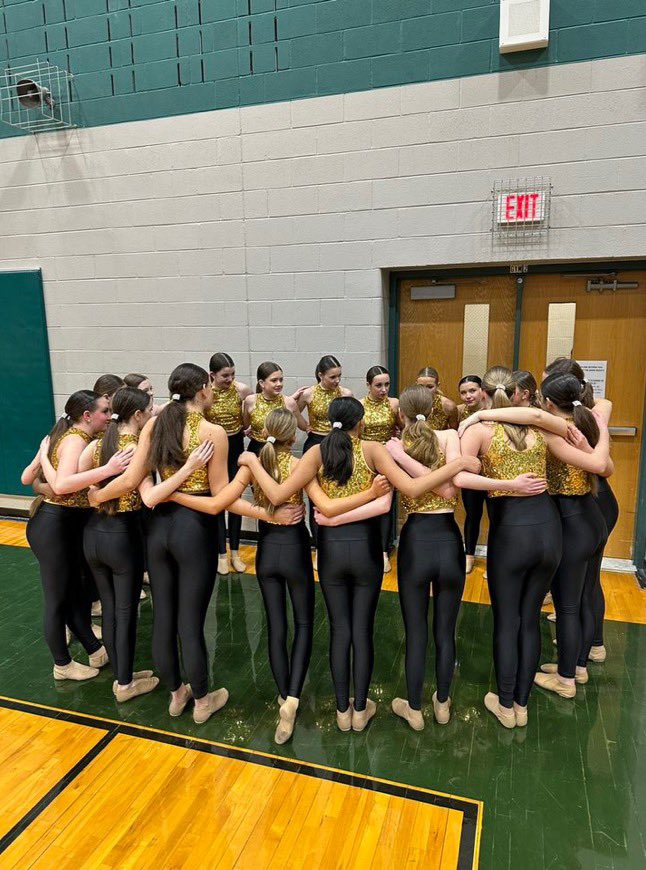 MrsWellsGMS's tweet photo. CMS Stars having a group pep talk before team jazz at MAs! We are having such a great day! @CmsColts #coltpride #cmscelebrates https://t.co/dTGy3rCdgh