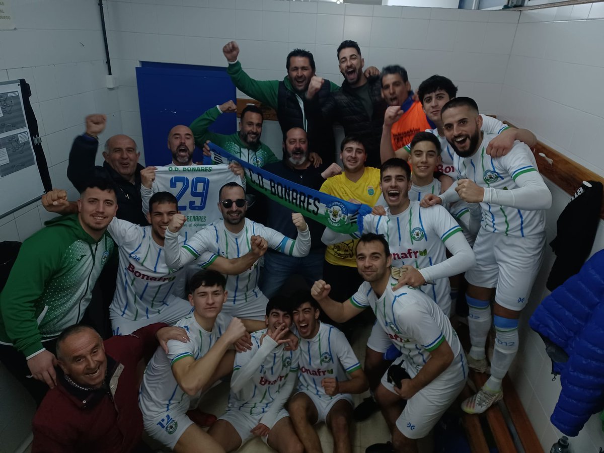 CDBONARESBONAFR's tweet photo. Que orgullo de equipo. Con una expulsión a nuestro portero injusta en el minuto 50, nos meten el 1-0 de penalti, con un jugador menos y con la ayuda de 4 guerreros juveniles le damos la vuelta y vencemos 1-2 a un gran Punta. #yosoydelbonaresbonafru 💚🤍💙 https://t.co/m0ZzmazxAh