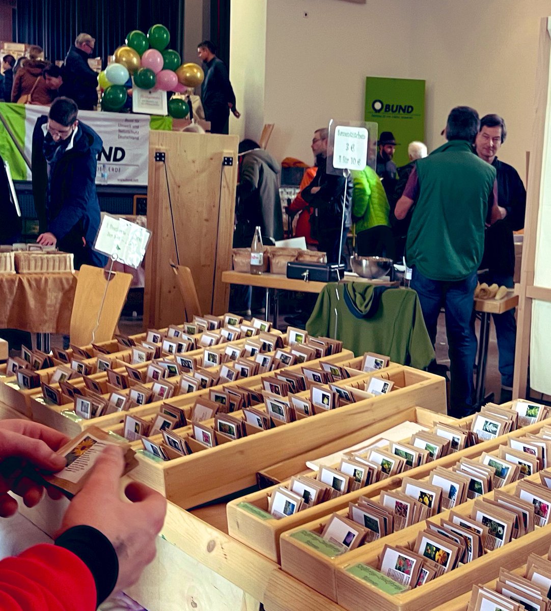 種祭り🌱
昔ながらの自然の植物の種が売ってる☺️

何故か日本の植物や野菜もあった😳笑

旦那は
「カモミールティーを作りたい！」
と言ってカモミールの種をお買い上げ🌼
種から育ててティーを作るって凄いな🤣🤣🤣 https://t.co/kJv9Lrssuv