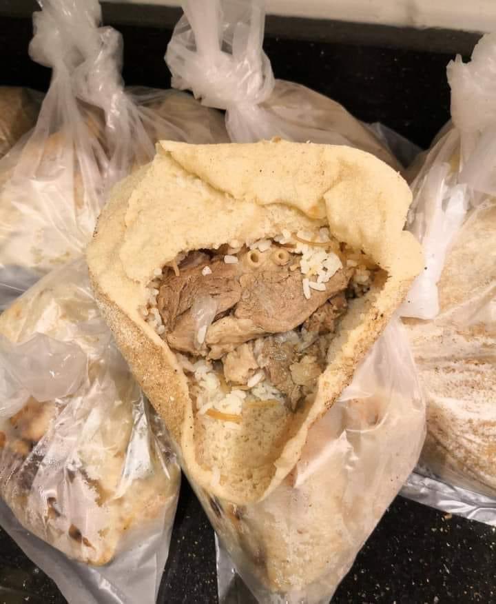 كان العرب قديماً  في بعض الدول العربية  عندما يقيمون ولائم الأفراح كانوا يوزعون قطع اللحم عبر لفها ب...