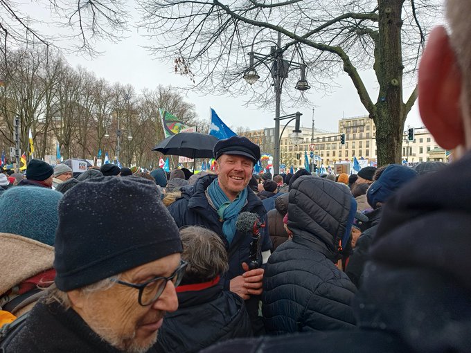 Herve_Hilde's tweet photo. Creme de la Creme der Rechtsextremen Szene u. #Putinfriends auf der #f2502 🤢🤮
* #Holocaustleugner Nikolai Nerling
* #RüdigerHoffmann #Reichsbürger, Ex #NPD-ler, zündet Asylbewerberheime an
* Jürgen Elsässer vom rechtsextremen Compact-Magazin
* #AfD #Lindemann #Tillschneider https://t.co/AKbvPLvj8C