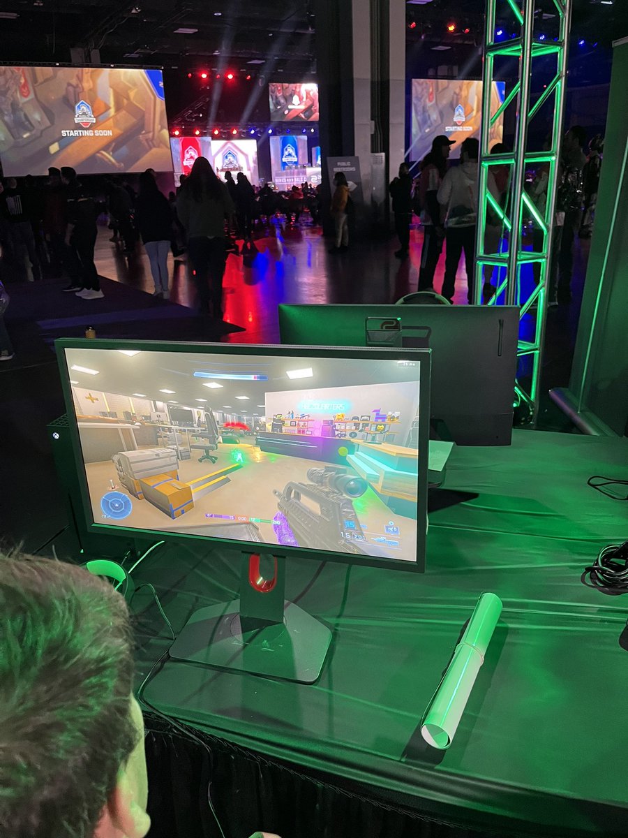 AlgorithmPlays's tweet image. Playing Halo at the @OpTic booth on the @H3CZ quarters map.
