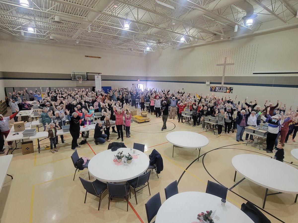 kaleigh2023's tweet photo. Volunteering this morning packing meals for the hungry around the world.
#kidscoalitionagainsthunger @saline_softball @ChristOurKingL
#familyonone https://t.co/7kYd160wuj