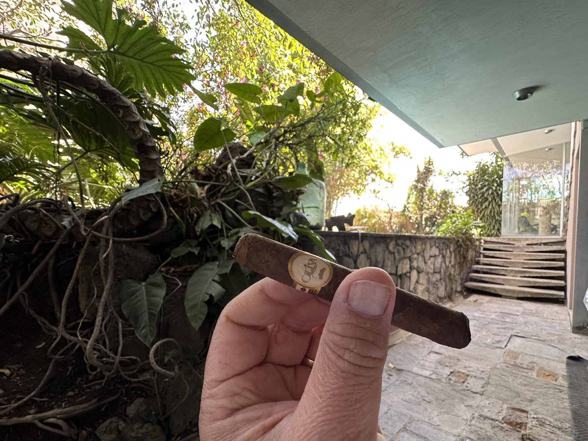 Esperando la boda de la sobrina y echándome un purito en terraza de la casa de mi padre.