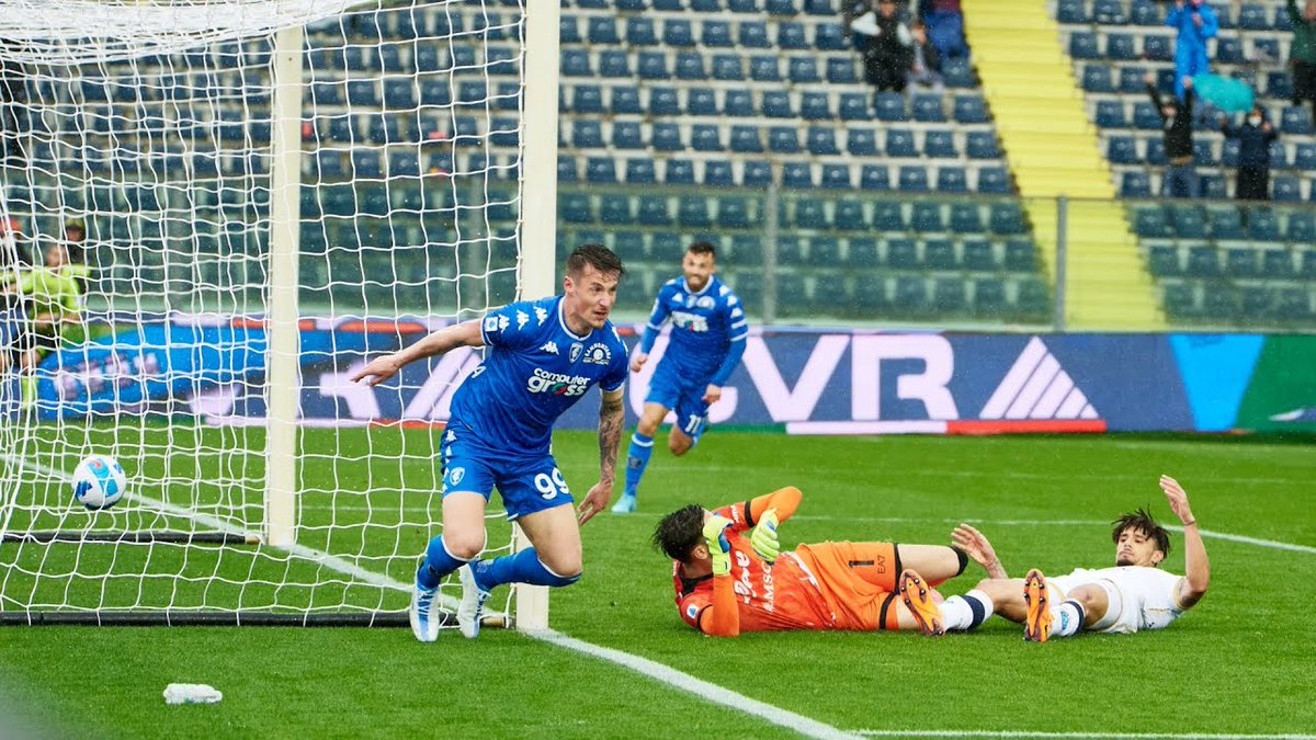 Trenta minuti in inferiorità trascorsi nella metà campo avversaria. La #SerieA è sotto dittatura. 

Vendetta. 

#EmpoliNapoli