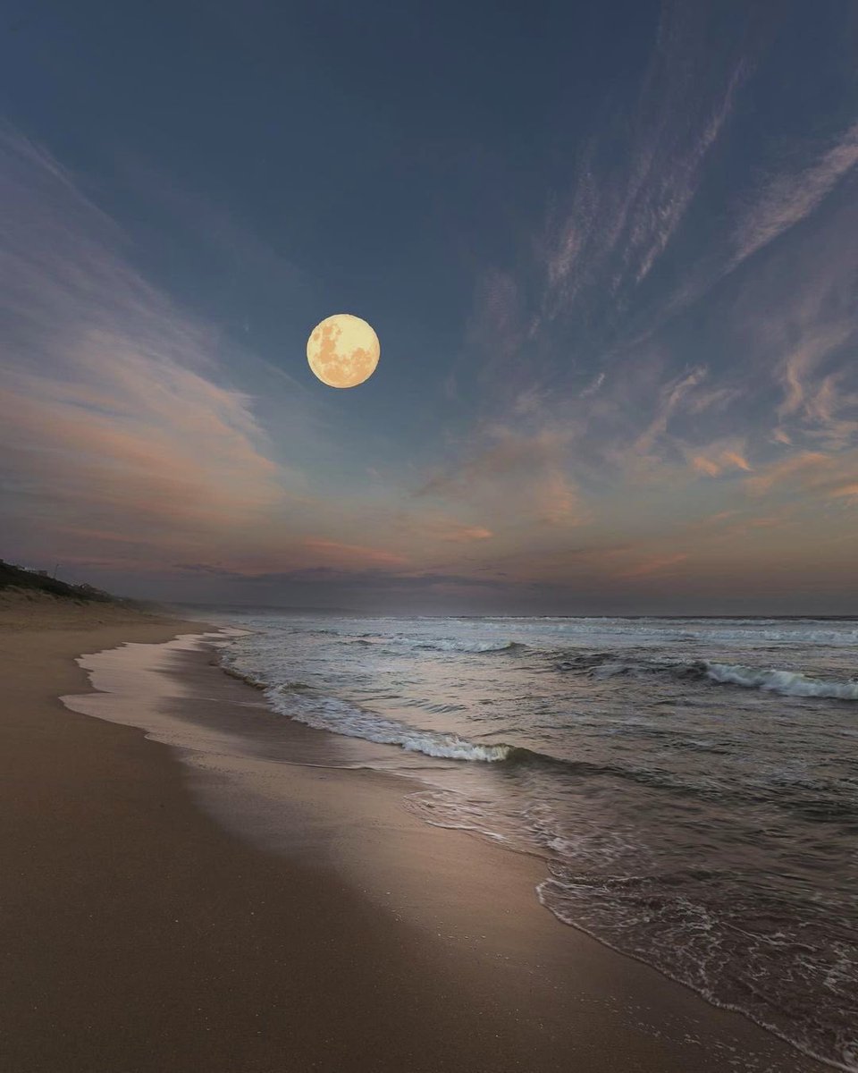 la combinación de la luna y la playa.