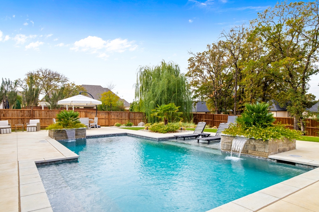 sharp_frame's tweet image. This outdoor covered kitchen is the perfect place to spend your weekend. Happy Saturday!
Photographed by Colin for our client Amy Page📸

#pooldesign #outdoorkitchen #backyarddesign #homedecor #architecture #photographer #realestatephotographer #texas #texasrealestate #sanantonio