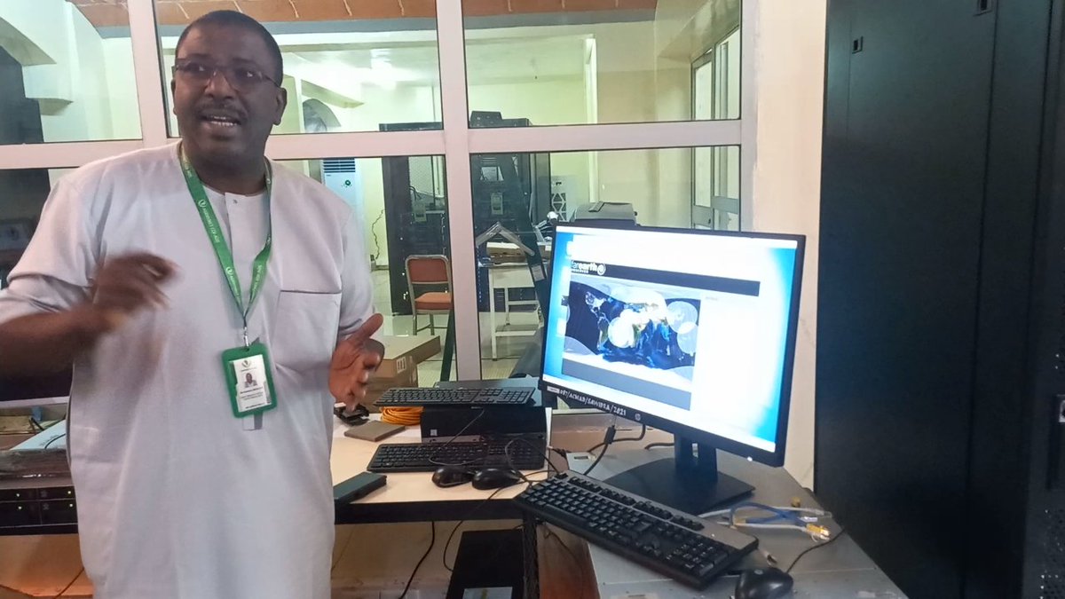 ProjetCassecs's tweet photo. En présence de Mr Oumarou Moulaye, Expert Réseaux et Systèmes Chef de Division MVD ,les partenaires du #Cassecs en visite aux installations du Centre Régional #Agrhymet https://t.co/SNy2CN56hm