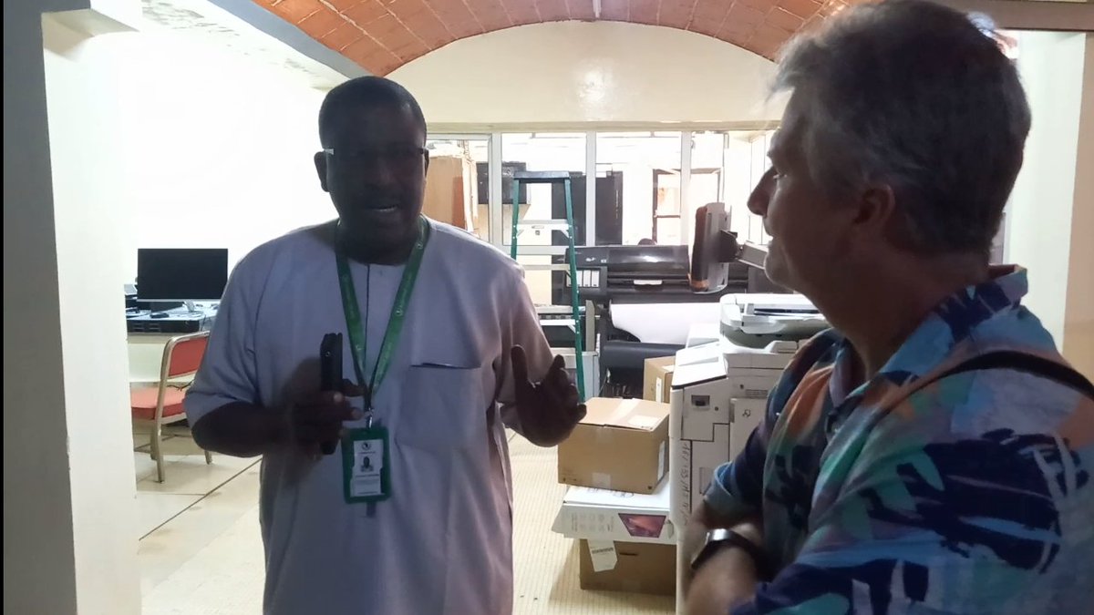 ProjetCassecs's tweet photo. En présence de Mr Oumarou Moulaye, Expert Réseaux et Systèmes Chef de Division MVD ,les partenaires du #Cassecs en visite aux installations du Centre Régional #Agrhymet https://t.co/SNy2CN56hm