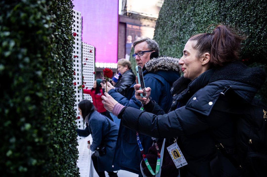 This weekend is your last chance to see this year’s Love and Design winning sculpture by Almost Studio Love’s h|Edge’ in #TimesSquare 🌟For the last four days of February, join <a href="/TSqArts/">Times Square Arts</a> in Times Square for a daily dedication of fresh-cut roses at 1pm🌳🌹 tinyurl.com/yc2bkf93❤️