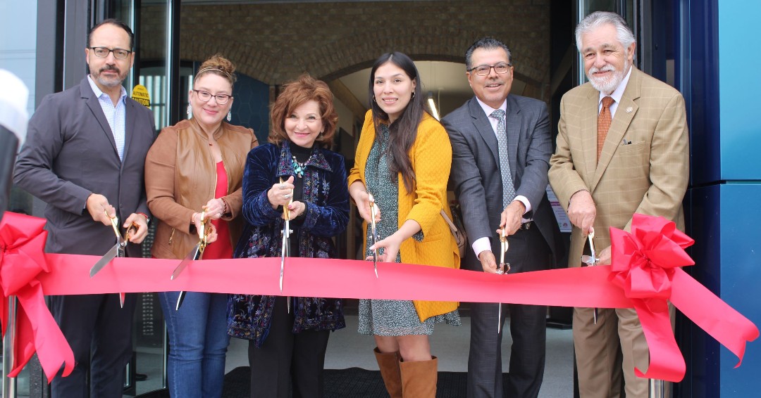 TeriCastilloD5's tweet photo. Today's grand reopening of Memorial Library was incredible! Thank you to @mysapl and everyone in attendance today! Along with updated amenities, there is a memorial dedicated to the countless Westside veterans who served our nation and a beautiful poem from Dr. Carmen Tafolla! https://t.co/TtDwcN5tlw