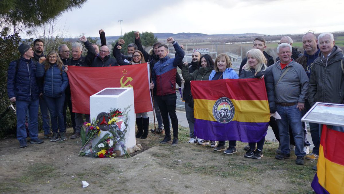 Hoy, de la mano de la asociación <a href="/BatallaJarama/">Batalla del Jarama</a> hemos rendido homenaje a quienes lucharon y luchan por preservar nuestra memoria histórica. Porque fueron, somos ✊🔻