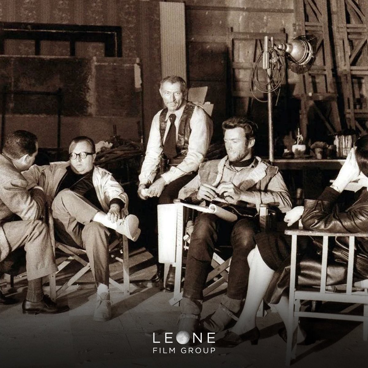 #SergioLeone, Lee Van Cleef e #ClintEastwood sul #set di… non serve che vi diciamo di quale #film, vero?