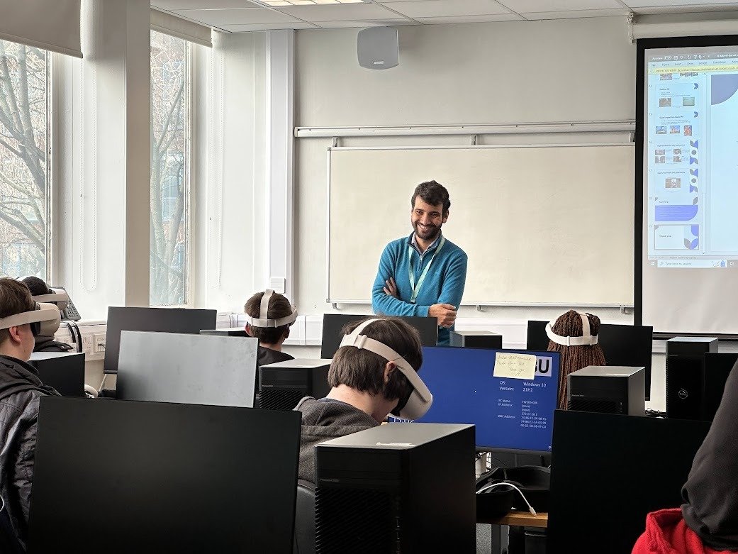 BRAHIMELBOUDANI's tweet photo. It was nice meeting prospective #VirtualReality, #informationtechnology and #ComputerScience students at @LSBU 's @LSBU_CSI @LSBU_ENG #openday event! I hope to see many of you in September class and good luck in your A levels exams! #TeamLSBU #RisewithLSBU https://t.co/kYuoBKRg5R