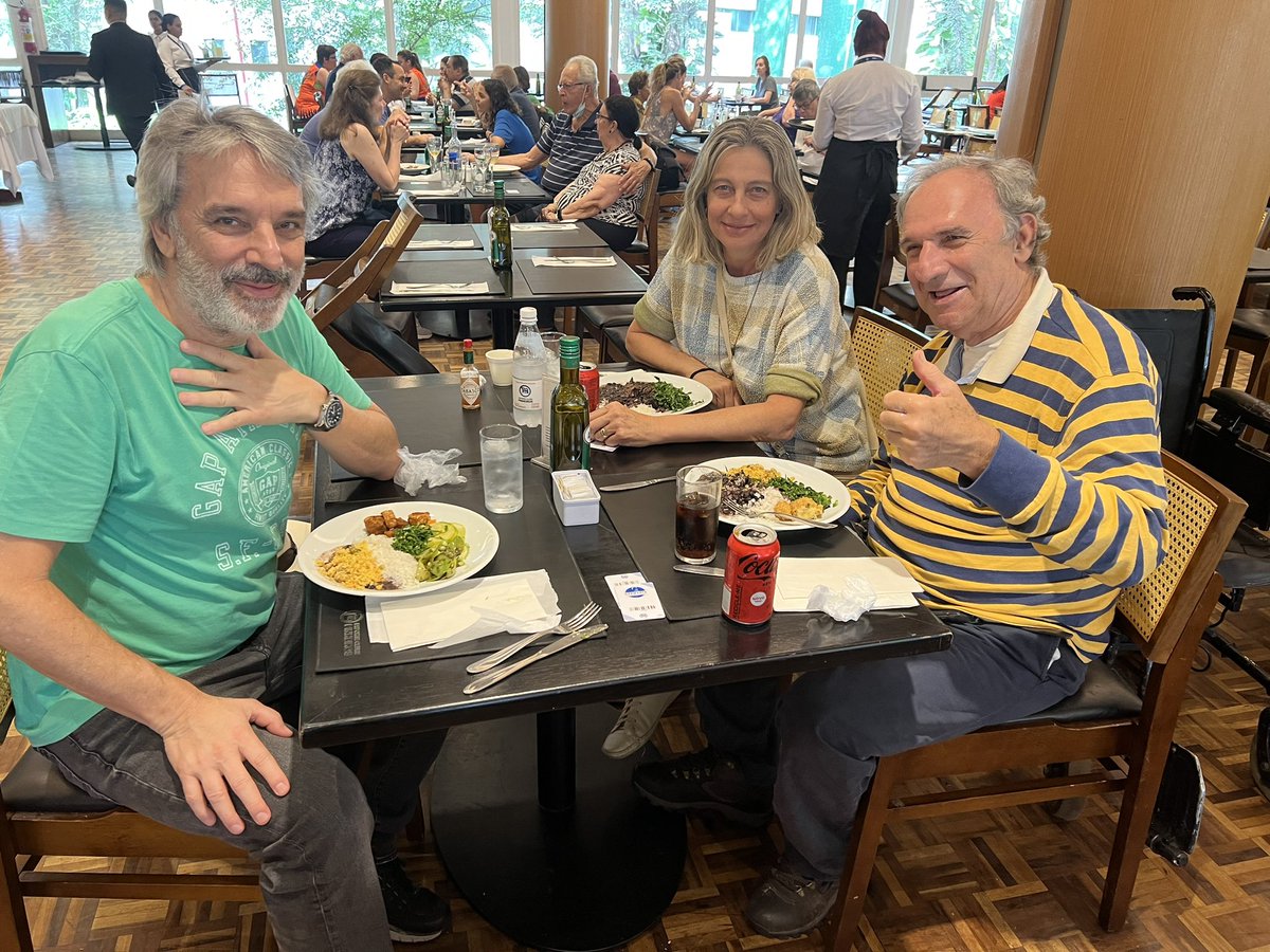 oscarulisses's tweet image. O Osmar Ensinando. Feijoada com o chefe