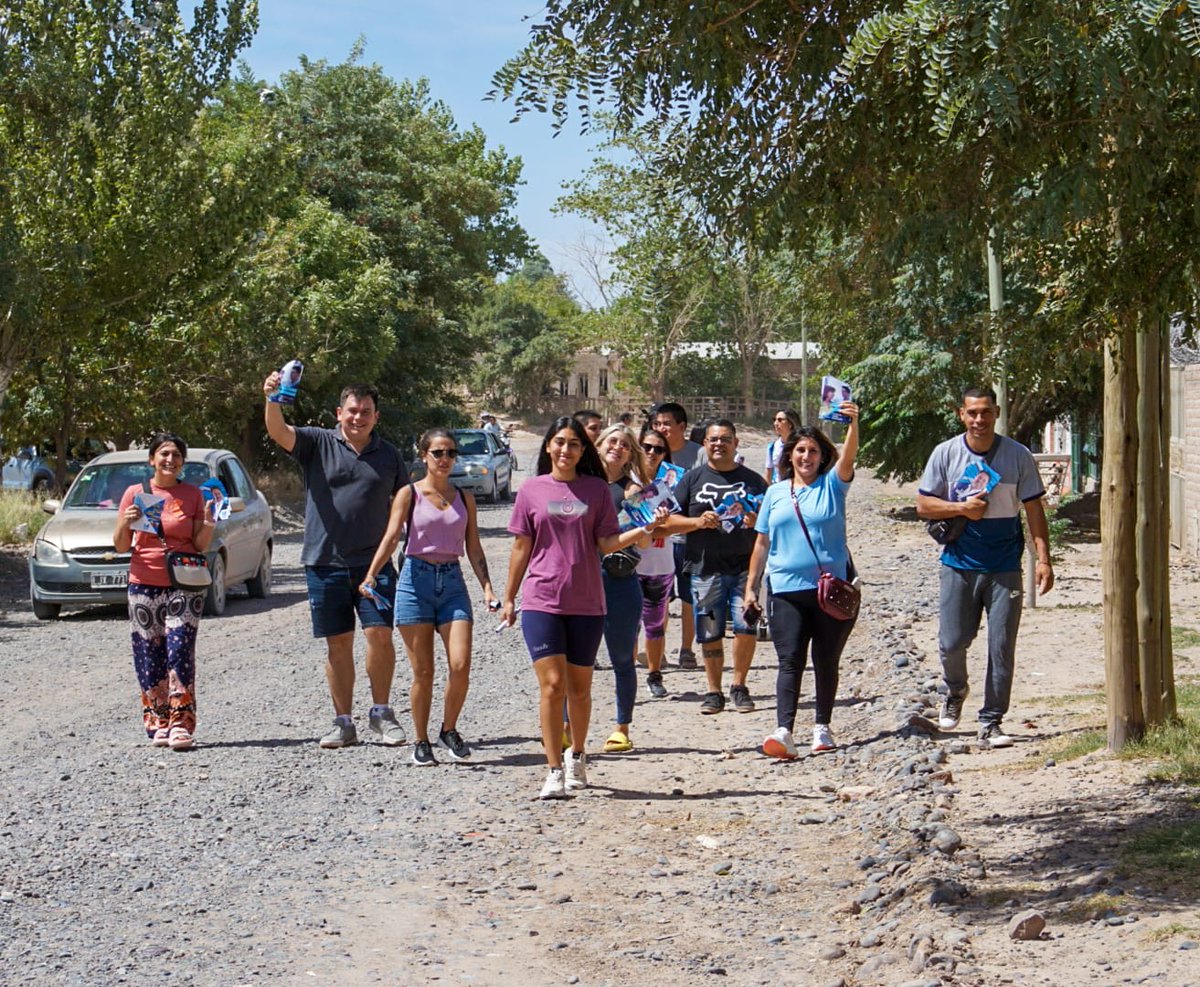 marialauracayun's tweet photo. Rumbo al #16APrimeroNeuquen 
#puertaApuerta.Sábado de Militancia #circuto62A https://t.co/Gb64zu7tBw #AdriLopez . Hay equipo seguimos juntos y mas unidos que nunca Vamos junto a @marcoskoopm #MPN @MarianoGaidoOk  #Equipo @MarcoZapata_nqn 💙💙💪 https://t.co/t8Flji7BRm