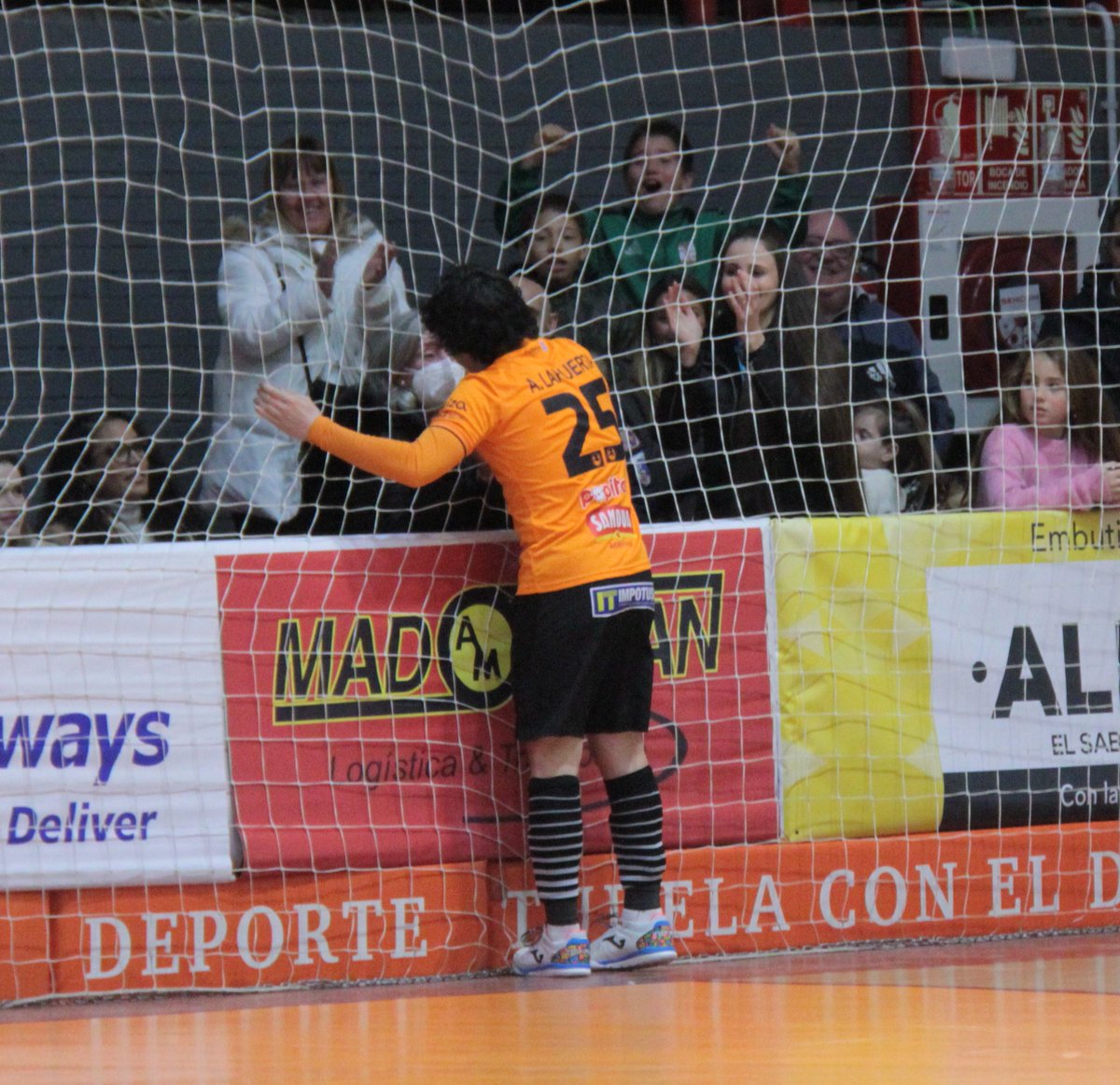 RiberaNavarraFS's tweet photo. 😁 Pese a todo, nos vamos con la alegría del primer tanto de @AlbertoLahuerta con el primer equipo en partido oficial para culminar una gran semana para él, en la que debutó y también se estrenó con España Sub-19.

💪🏻 ¡A por muchos más!

#VamosMiRibera🧡🖤 https://t.co/5YSGtnKluy
