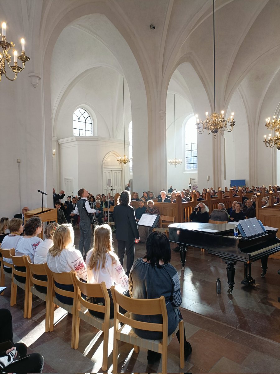Fantastisk &amp; rørende koncert for 🇺🇦 i Skt. Petri Kirken med <a href="/UKRinDNK/">UKR Embassy in Denmark</a> og <a href="/BevarUkraine/">Bevar Ukraine</a>.
Dygtige musikere og et veloplagt publikum gjorde eftermiddagen til en hel særlig oplevelse. Velfortjent fejring af 🇺🇦 mangfoldige kultur + fremhævelse af vores støtte til dette modige folk.