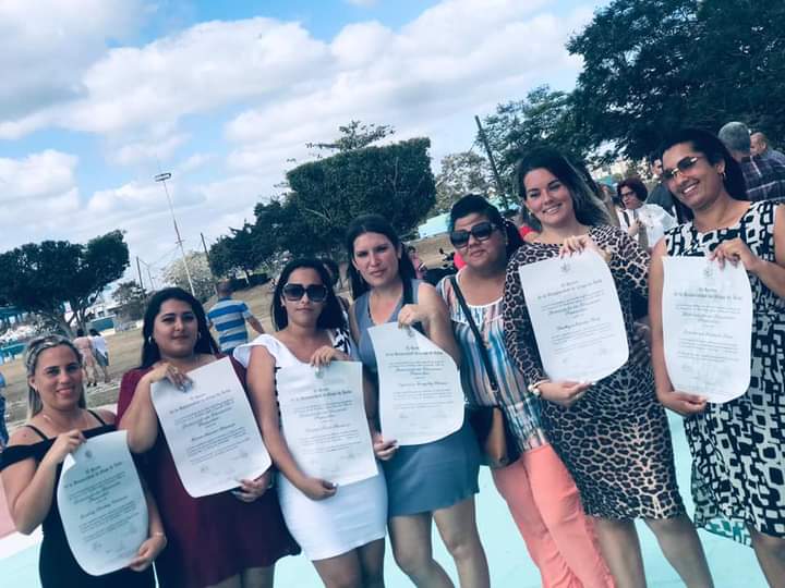 MtnezIc's tweet photo. Felicidades a todos los docentes de #EducaciónPrimeroDeEnero que hoy cumplen sus sueños de ser Licenciados/as y reciben sus títulos en acto de graduación. Éxitos y muchas felicidades #LatirAvileño #1roDeEneroDeVictorias #MejorEsPosible https://t.co/TVIqPWxQLC