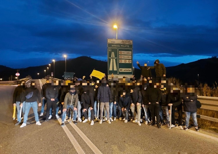 GiacomoNicolini's tweet photo. I soliti #Reggini i soliti #buffoni
#RegginaModena https://t.co/w0MJXlmiTw