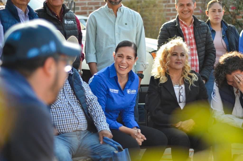 municipio_leon's tweet photo. Con #MiBarrioHabla 🗣 desde la comunidad de #Alfaro ayudamos a #León 🦁 a #VivirTranquilo #VivirSano y #VivirMejor. 

✅ Este día los esfuerzos encabezados por la Presidenta Municipal @AleGutierrez_mx son ejemplo de que siempre se puede hacer más por quien más lo necesita. 🌟 https://t.co/jJkwpEOzFC