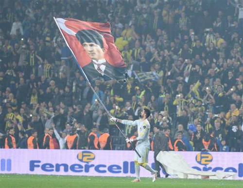 Fenerbahçe her devirde Don Kişot olmuştur. Herkesin söylemeye korktuğunu söyler, herkesin yapmaya koktuğunu yapar. Fenerbahçe bu ülkenin cesaretidir. 
İyi ki Fenerbahçeliyim!💛💙