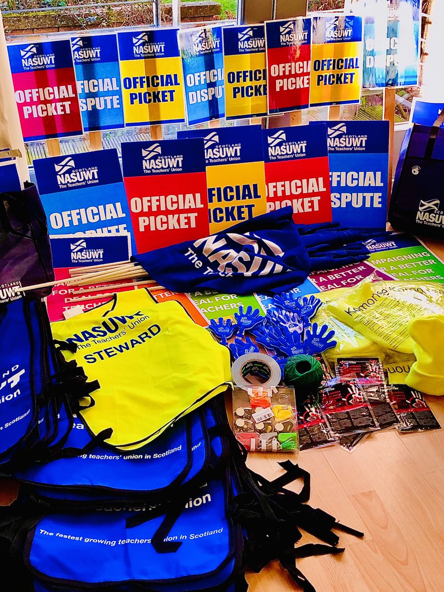 Picketer kits ready.💪🏻NASUWT🏴󠁧󠁢󠁳󠁣󠁴󠁿@NASUWT_Scotland @NASUWTGlasgow @NASUWT #betterdealforteachers