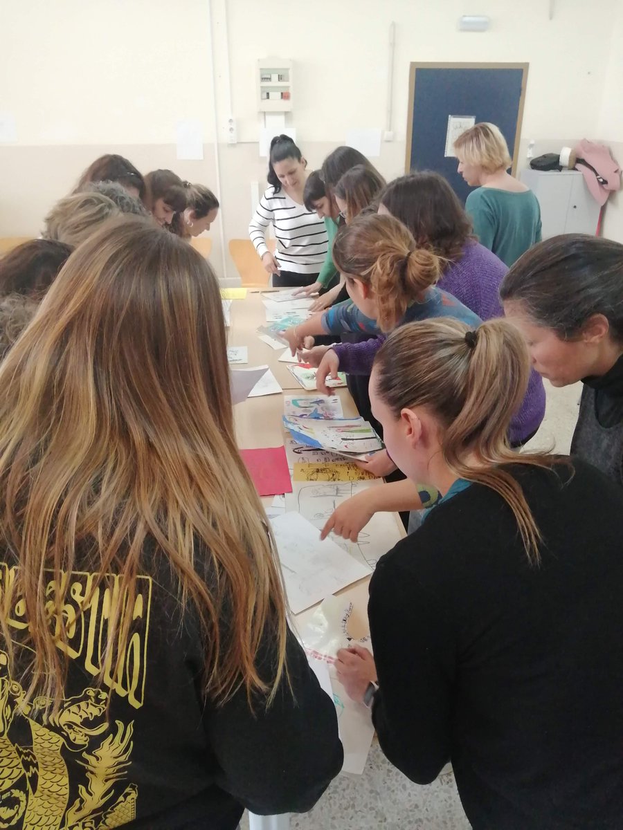 GloriaVives's tweet photo. Posar les mestres a jugar, sacsejar-les una mica i ferles riure més per parlar de dibuix, infància i educació. Un plaer! Gràcies, @CRPdelGarraf.
Seguirem! https://t.co/8vJgyiTW9i
