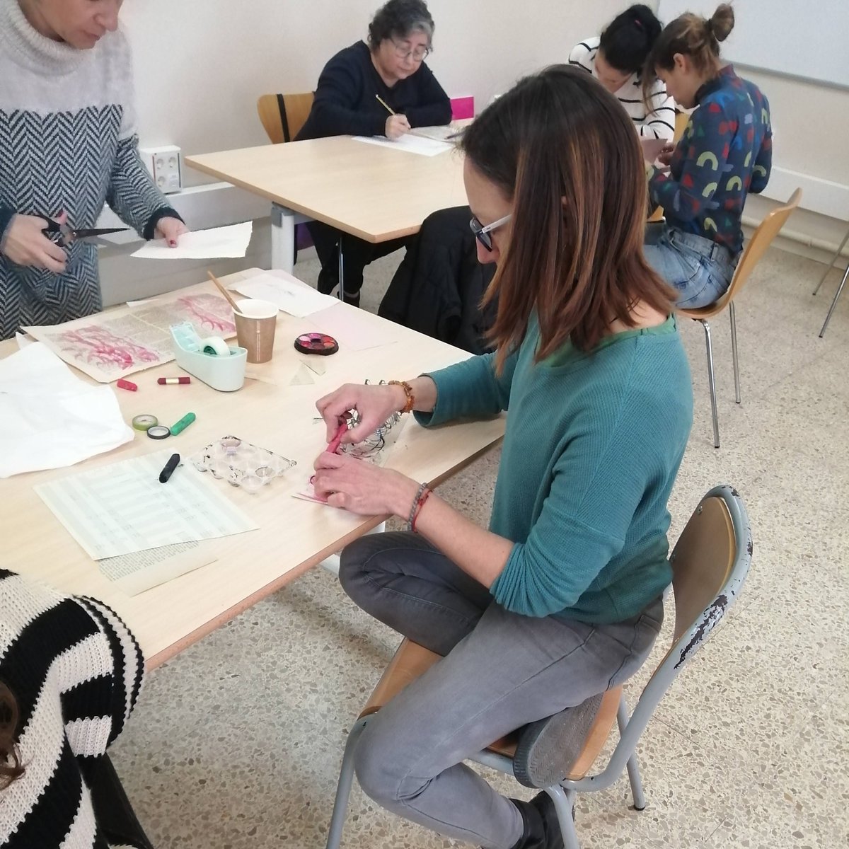 GloriaVives's tweet photo. Posar les mestres a jugar, sacsejar-les una mica i ferles riure més per parlar de dibuix, infància i educació. Un plaer! Gràcies, @CRPdelGarraf.
Seguirem! https://t.co/8vJgyiTW9i