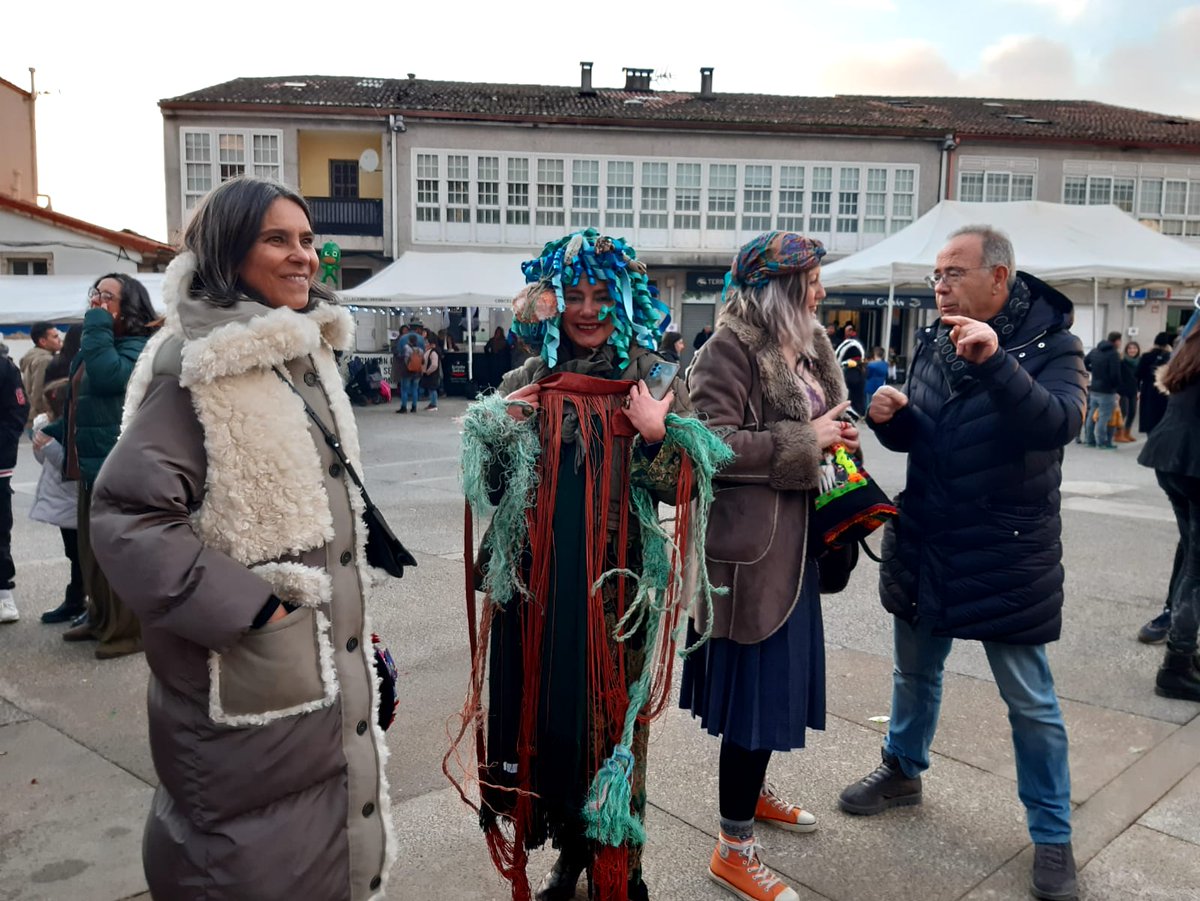 psdegsantiago's tweet photo. 🎭O alcalde de Santiago, @XSanchezBugallo e a concelleira de Acción Cultural e CSC, @mrosonf, acompañaron esta tarde á veciñanza de #Conxo, que está a celebrar ao grande o #SábadoDePiñata , como colofón a un dos #Entroidos máis concorridos dos últimos anos. 👏 https://t.co/cyXJZIcnIP