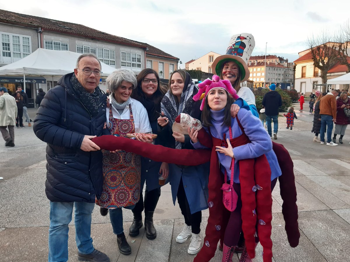 psdegsantiago's tweet photo. 🎭O alcalde de Santiago, @XSanchezBugallo e a concelleira de Acción Cultural e CSC, @mrosonf, acompañaron esta tarde á veciñanza de #Conxo, que está a celebrar ao grande o #SábadoDePiñata , como colofón a un dos #Entroidos máis concorridos dos últimos anos. 👏 https://t.co/cyXJZIcnIP