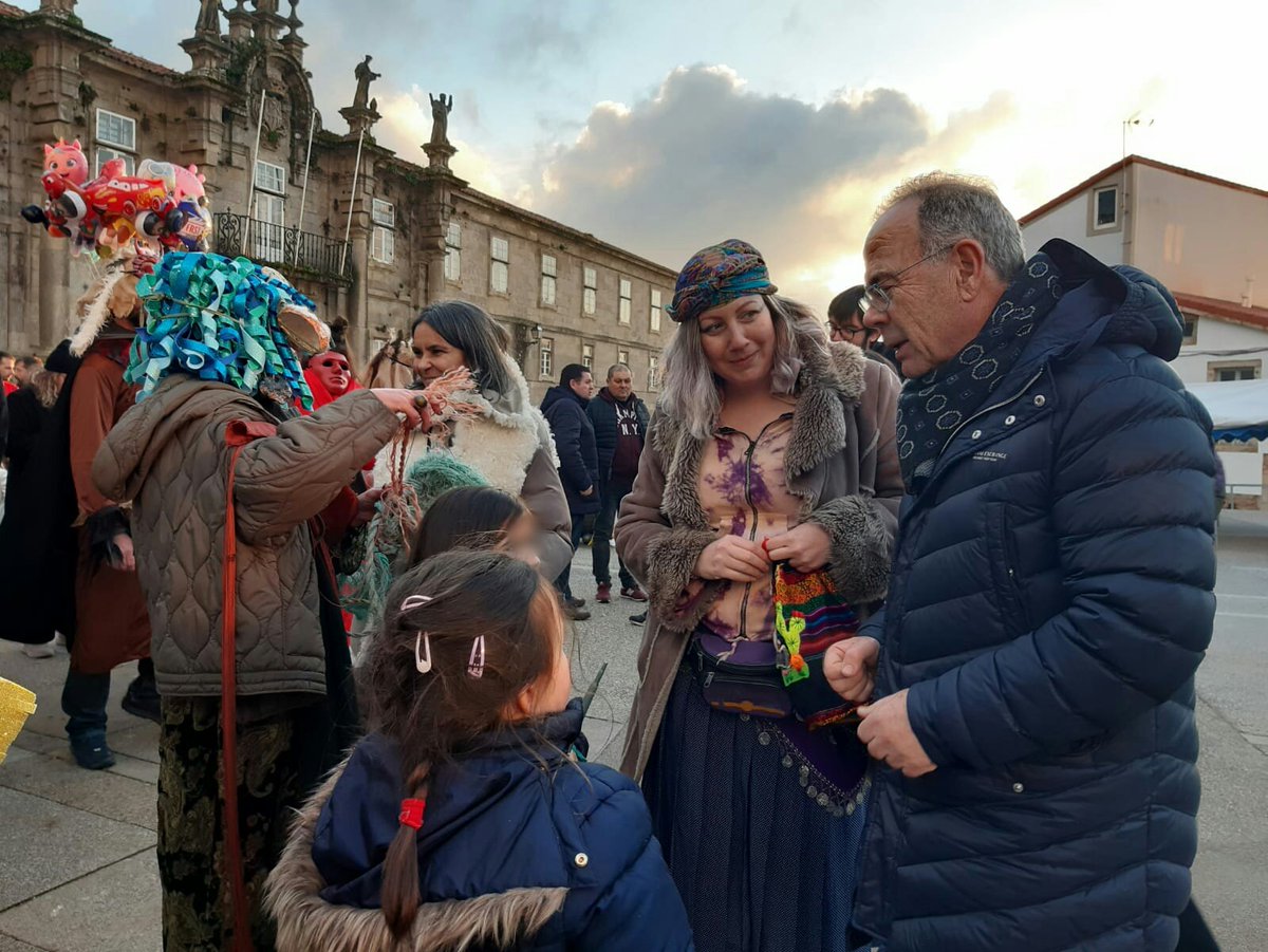psdegsantiago's tweet photo. 🎭O alcalde de Santiago, @XSanchezBugallo e a concelleira de Acción Cultural e CSC, @mrosonf, acompañaron esta tarde á veciñanza de #Conxo, que está a celebrar ao grande o #SábadoDePiñata , como colofón a un dos #Entroidos máis concorridos dos últimos anos. 👏 https://t.co/cyXJZIcnIP