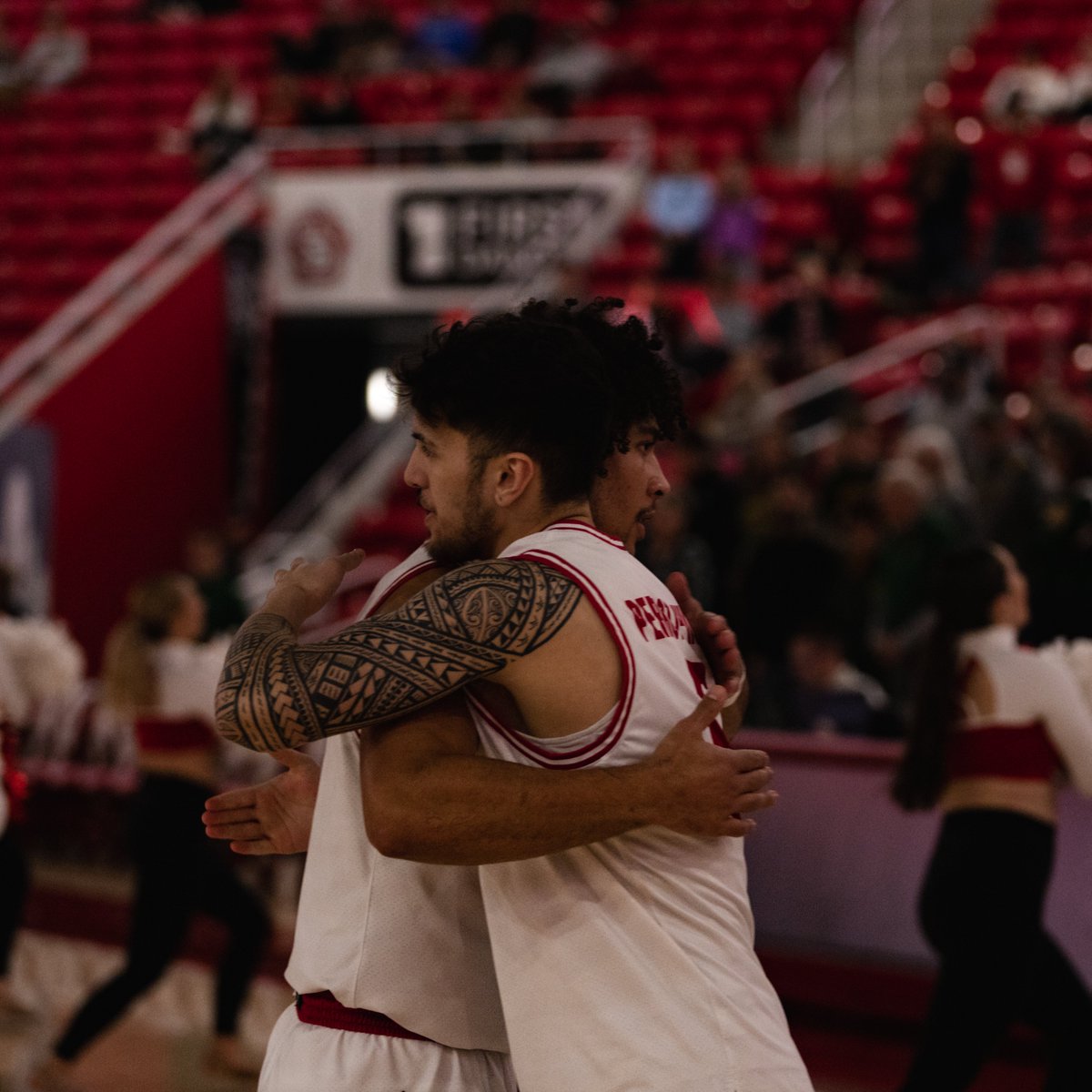 SDCoyotesMBB's tweet photo. Brothers for Life. ❤️🏀

#WeAreSouthDakota x #GoYotes 🐾 https://t.co/h7b8Cib37b