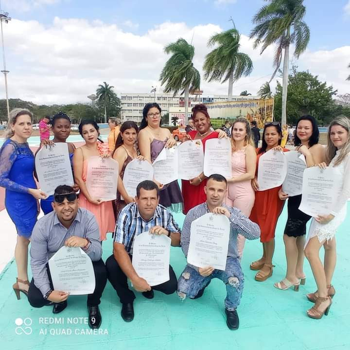 MtnezIc's tweet photo. Felicidades a los docentes de #EducaciónPrimeroDeEnero que hoy cumplen sus sueños de ser Licenciados/as y reciben sus títulos en acto de graduación. Éxitos y muchas felicidades #LatirAvileño #1roDeEneroDeVictorias #MejorEsPosible @AnabelRamrezLp2 @CalderonPineiro @IzquierdoAlons1 https://t.co/uxQNPTn62J
