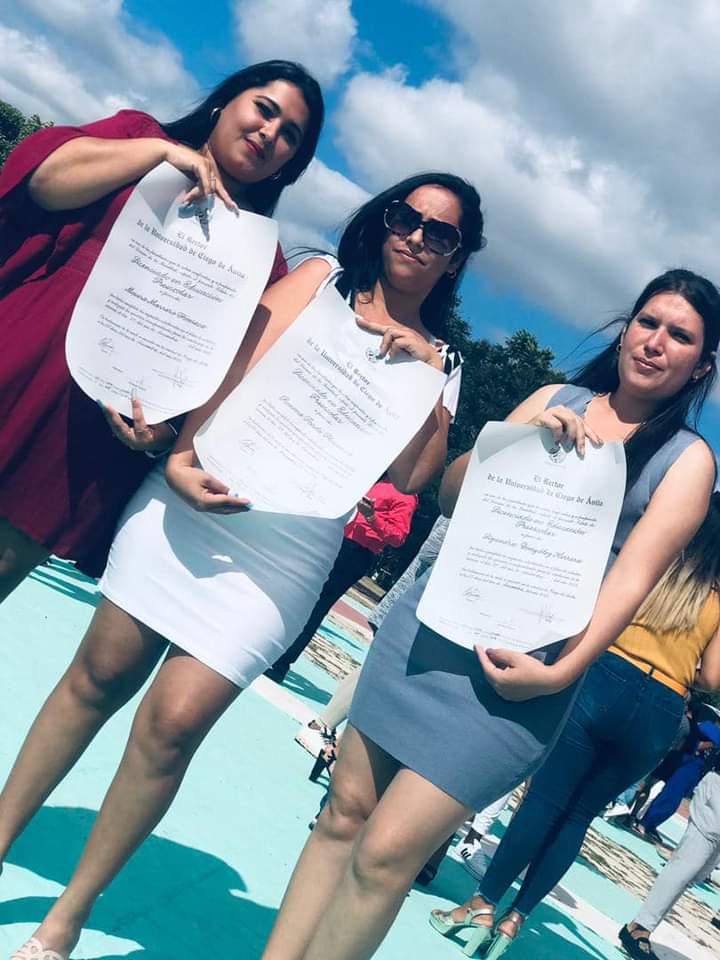 MtnezIc's tweet photo. Felicidades a los docentes de #EducaciónPrimeroDeEnero que hoy cumplen sus sueños de ser Licenciados/as y reciben sus títulos en acto de graduación. Éxitos y muchas felicidades #LatirAvileño #1roDeEneroDeVictorias #MejorEsPosible @AnabelRamrezLp2 @CalderonPineiro @IzquierdoAlons1 https://t.co/uxQNPTn62J
