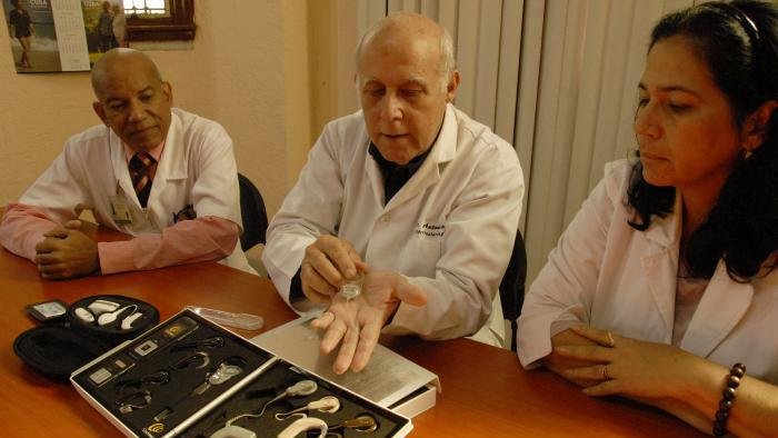 El sorprendente sonido del amor. #Cuba celebra el día internacional del implante coclear con 543 pacientes implantados, una extraordinaria obra de la Salud Pública cubana, iniciativa de #FidelPorSiempre. #CubaPorLaVida