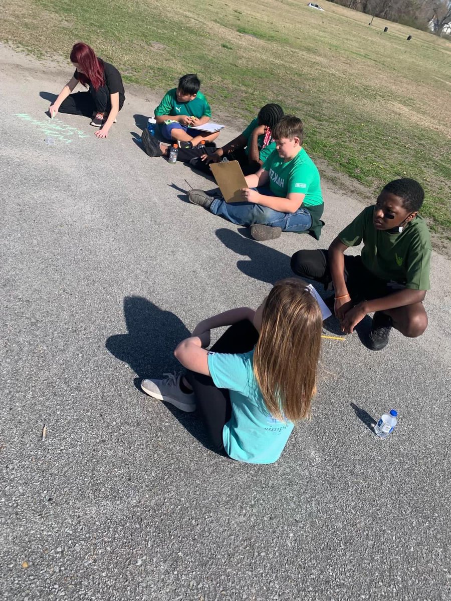 ectyson22's tweet image. Comparing decimals by having a house relay race 🖤💚💙❤️ Way to go Mrs. Dubois and Mrs. Matthews @jss_small @BeaufortCoSchNC