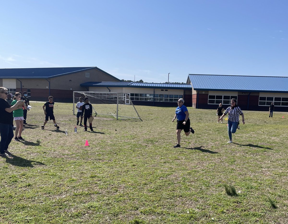 ectyson22's tweet image. Comparing decimals by having a house relay race 🖤💚💙❤️ Way to go Mrs. Dubois and Mrs. Matthews @jss_small @BeaufortCoSchNC